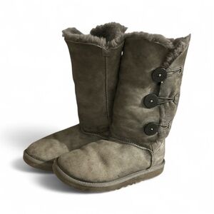 UGG Women's Bailey Button Triplet II Boots size 6